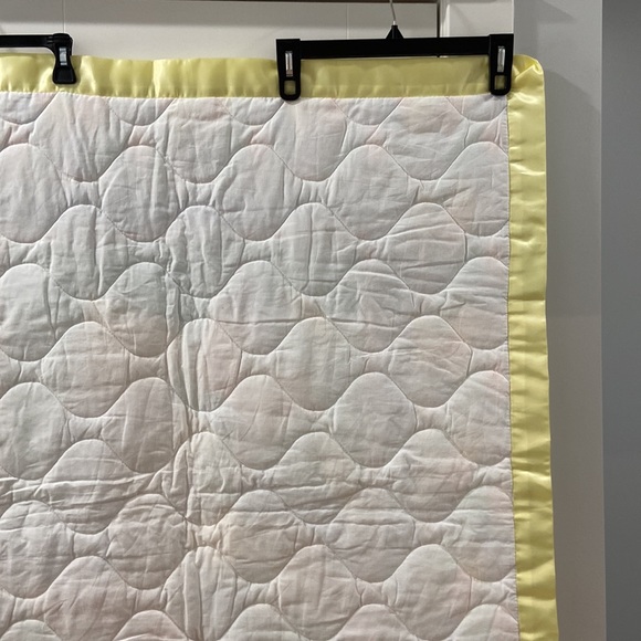 Vintage Baby Blanket Bears playing dress up 💕
Shows light wear from age & play - Picture 15 of 16